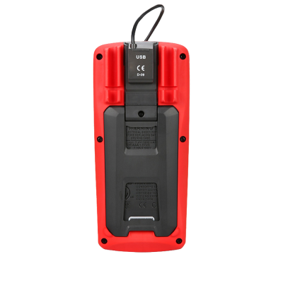 Dispositivo eletrônico vermelho e cinza visto de trás com cabo e texto USB