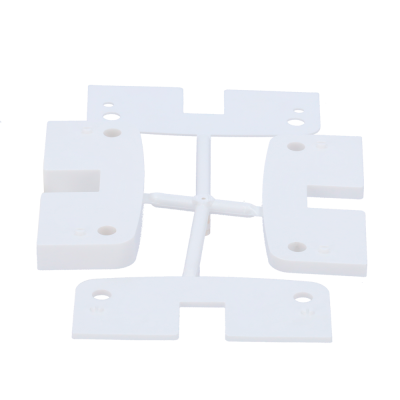 Peças de plástico branco com vários furos em fundo branco