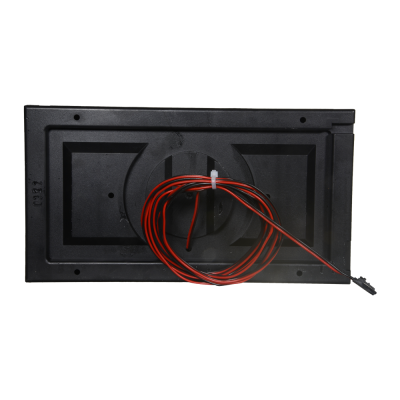 Painel retangular preto com fios vermelhos e pretos enrolados