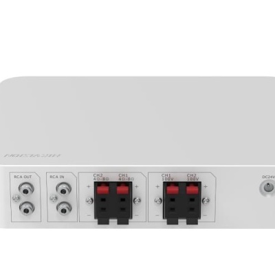 Amplificador branco com várias conexões e terminais para colunas