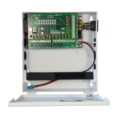 Dispositivo eletrónico com placa de circuito verde numa caixa branca aberta