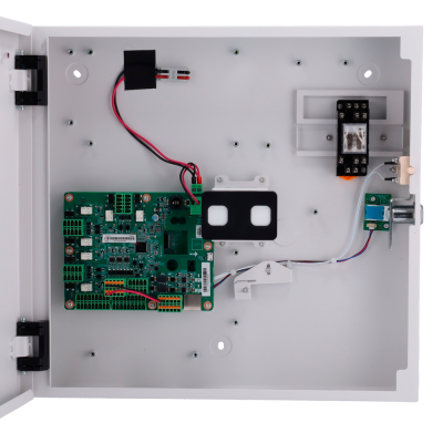 Caixa metálica branca aberta com placa eletrónica e componentes internos expostos.