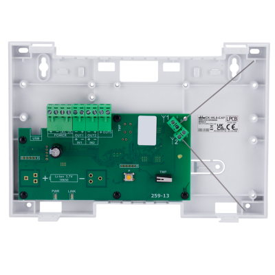 Placa eletrónica verde dentro de caixa branca com conectores e etiqueta visível