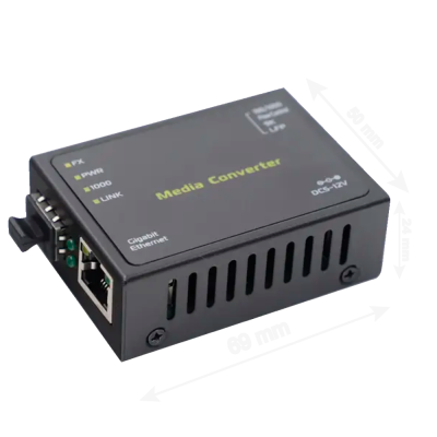 Conversor de media preto com ligações Ethernet e texto impresso