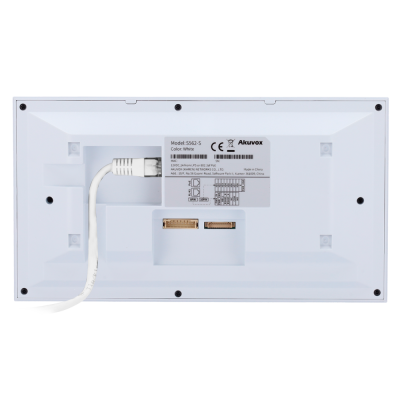 Painel branco retangular com etiqueta técnica e cabo ligado