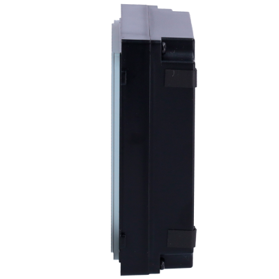 Dispositivo eletrônico retangular preto e cinzento sobre fundo branco