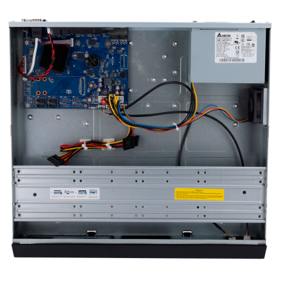 Interior de equipamento eletrônico com placa azul e cabos coloridos