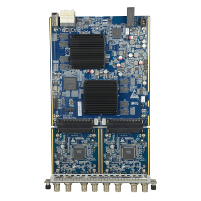 Placa eletrónica azul com dissipadores pretos e conectores metálicos numa estrutura retangular