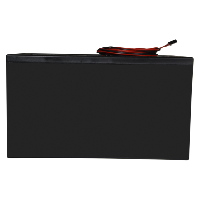 Bateria preta retangular com fios vermelhos e pretos no topo.