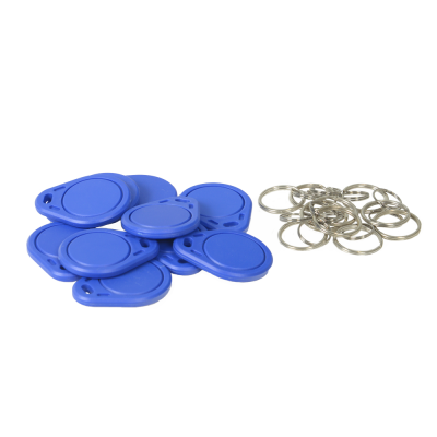 Chaveiros azuis em plástico com argolas metálicas