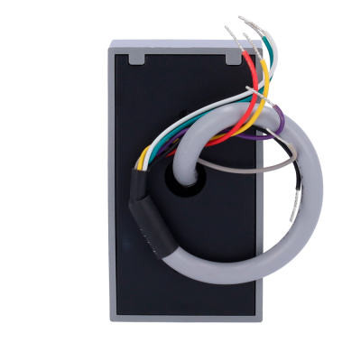 Dispositivo retangular preto com fios coloridos a sair e proteção cinza.