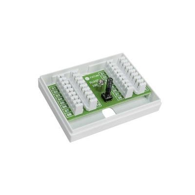 Placa eletrónica verde com conetores e componentes numa caixa branca
