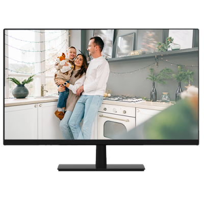Televisor a mostrar família feliz na cozinha moderna com decoração minimalista