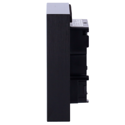 Equipamento eletrônico preto visto de lado