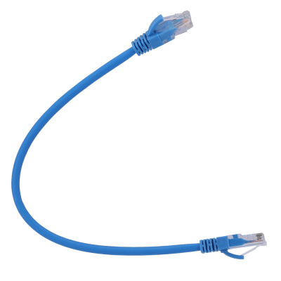 Cabo de rede azul com conectores RJ45 nas extremidades