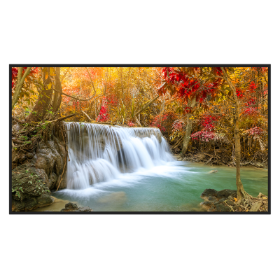 Imagem de cascata em floresta com folhas outonais e água clara