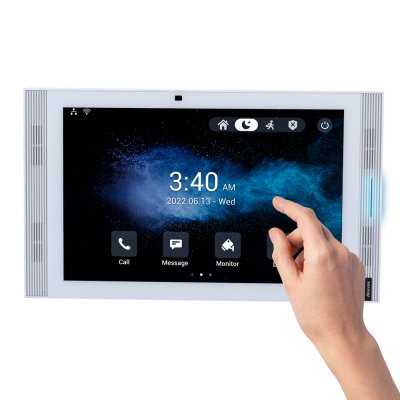 Tablet branco com ecrã a mostrar hora e data com ícones para chamadas, mensagens e monitorização, sendo tocado por uma mão