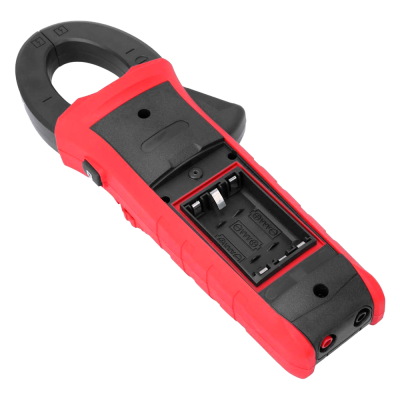 Alicate amperímetro vermelho e preto com compartimento de bateria aberto e dois conectores de teste