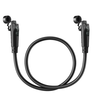 Cabo preto com duas extremidades de plástico e tampas articuladas.