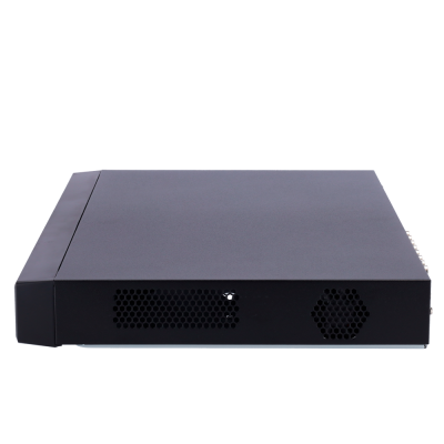 Equipamento eletrónico preto retangular com ventilação hexagonal na frente