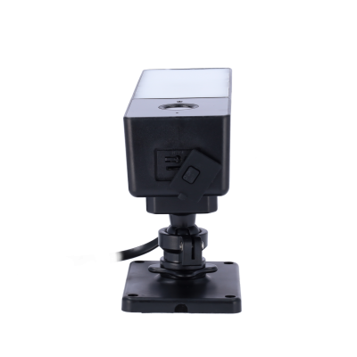 Câmara de vigilância preta montada em suporte com botão Reset visível.