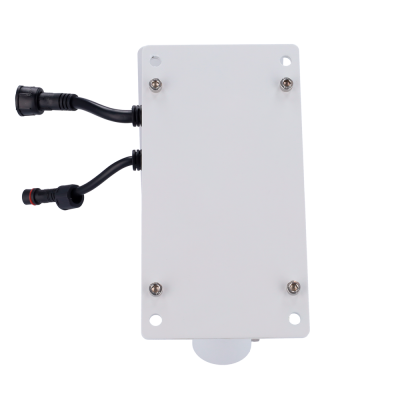 Caixa branca retangular com cabos pretos e parafusos