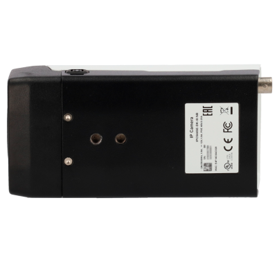 Câmera IP preta com etiqueta e conectores metálicos