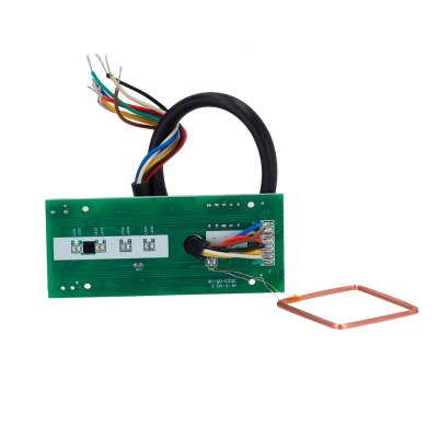 Placa eletrónica verde com fios coloridos e antena de cobre