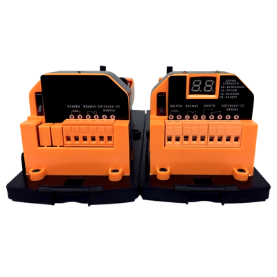 Dois dispositivos eletrónicos laranja com visor digital e terminais