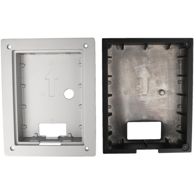 Caixas retangulares para instalação elétrica, uma branca e outra preta, com aberturas e setas em relevo