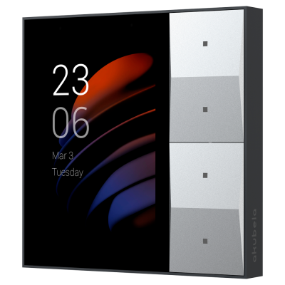 Painel digital preto com três botões cinza e visor com data e hora.