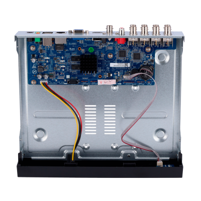Dispositivo eletrónico aberto com placa de circuito azul e conectores BNC