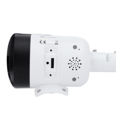 Câmara de vigilância branca e preta com conexões e texto impresso