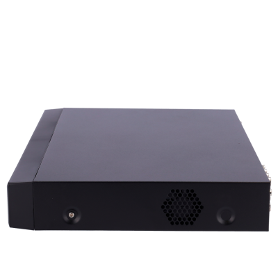 Aparelho eletrónico preto com ventoinha hexagonal numa superfície branca