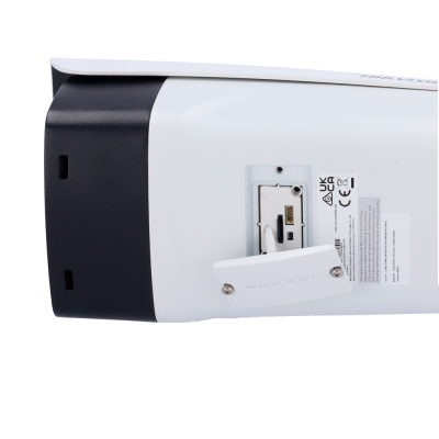 Câmara de segurança Hikvision branca com compartimento aberto para microSD e botão reset