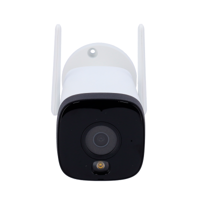 Câmara de segurança branca com lente preta e duas antenas montada na parede