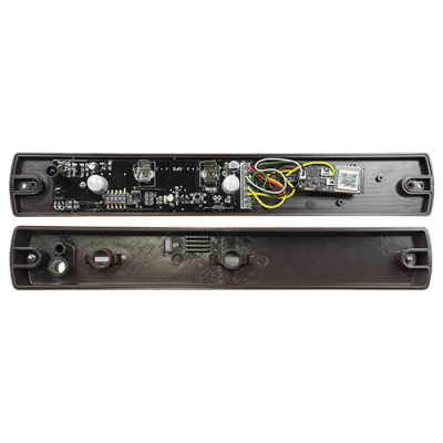 Dispositivo eletrônico aberto mostrando circuito e cabos coloridos