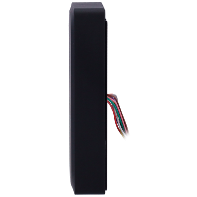 Dispositivo eletrónico preto com cabos coloridos