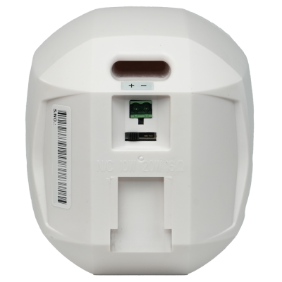 Parte traseira de equipamento eletrónico branco com conectores e etiqueta