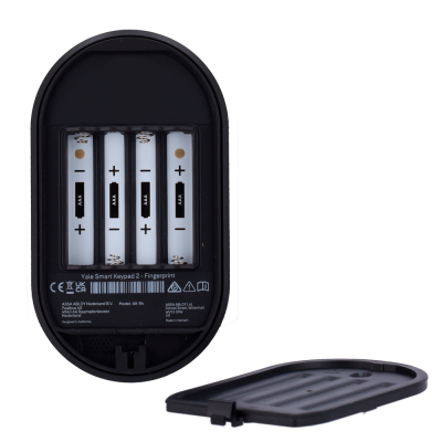 Dispositivo Yale Smart Keypad 2 com compartimento de pilhas aberto e tampa preta removida