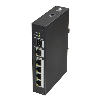 Interruptor de rede preto com várias portas Ethernet e LEDs
