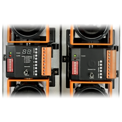 Painel de controlo eletrônico com botões, display digital e etiquetas