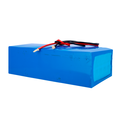 Bateria azul com fios vermelho e preto isolados