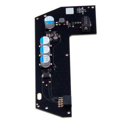 Placa eletrónica preta com capacitores e texto impresso branco