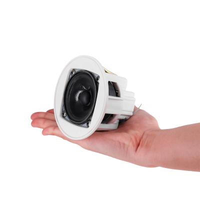 Coluna de teto branca com cone preto na mão