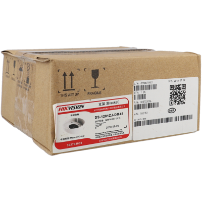 Caixa de cartão castanha com etiqueta da marca HIKVISION e símbolos de frágil e orientação
