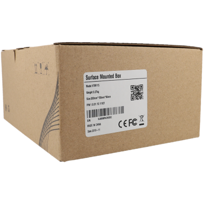 Caixa de montagem em superfície em cartão castanho com etiqueta branca e texto detalhado