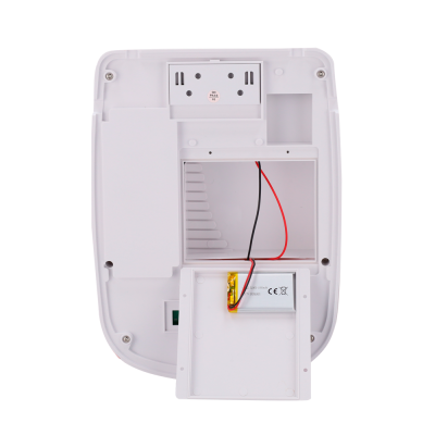 Base branca de equipamento com bateria e fios expostos