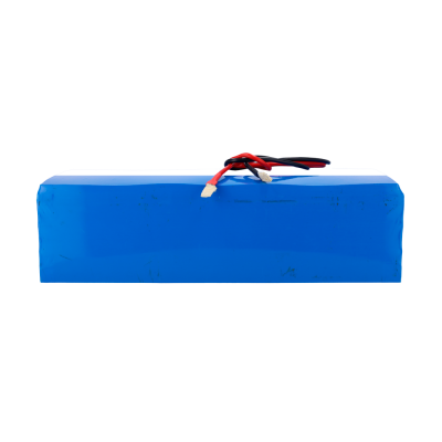 Bateria recarregável azul com cabos vermelhos e pretos