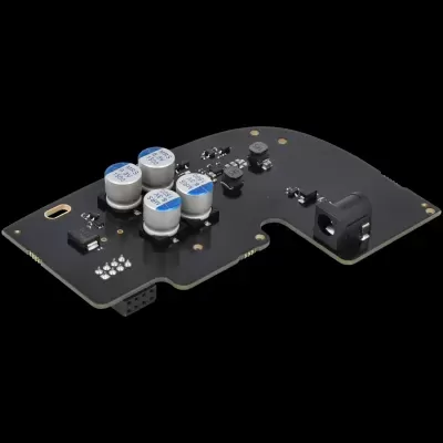 Placa eletrónica preta com condensadores azuis e cinzentos e componentes eletrónicos